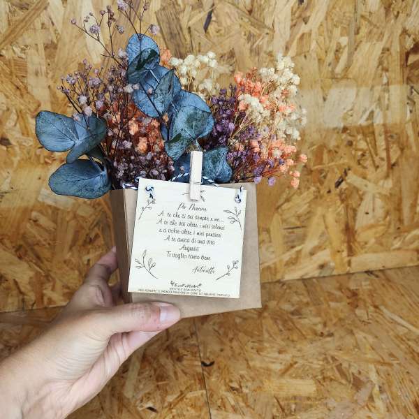 Centro tavola in cartoncino con targhetta in legno personalizzata  b con fiori secchi e stabilizzati  b   b linea FIORI DI CAMPO  b